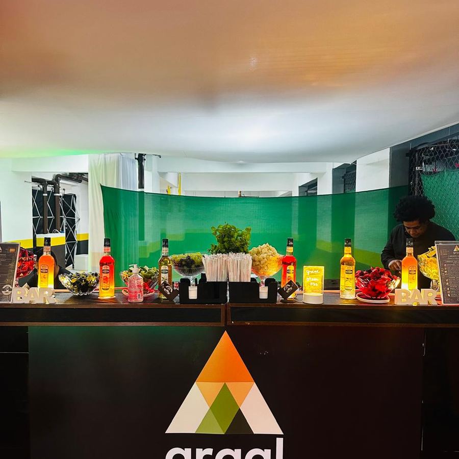 Bar cenografado e serviço de gastronomia em evento produzido pela PromoTrend