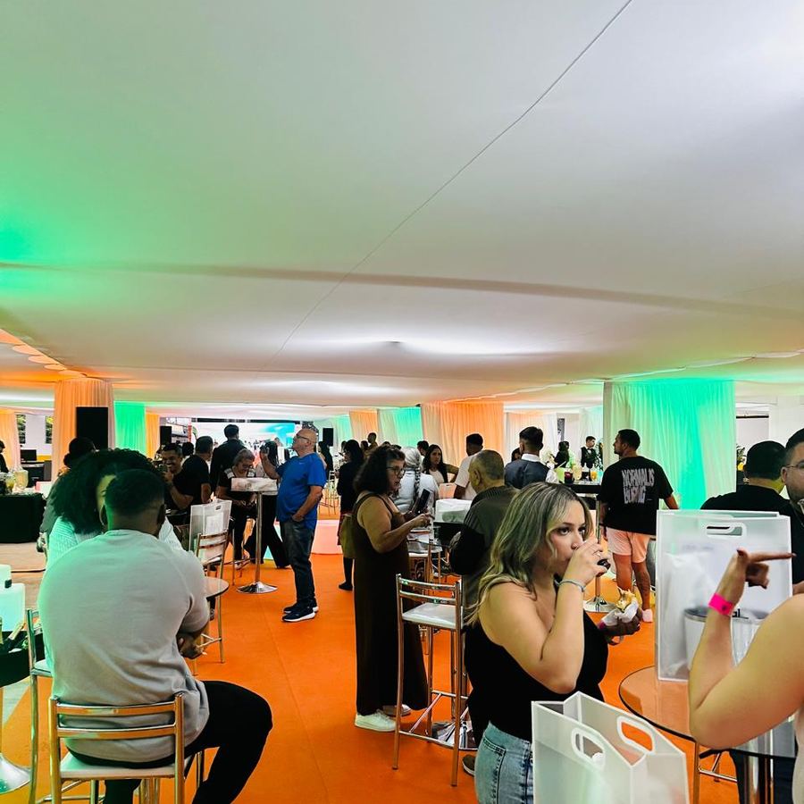 Grande evento corporativo produzido pela PromoTrend, com estrutura de tenda, cenografia e público