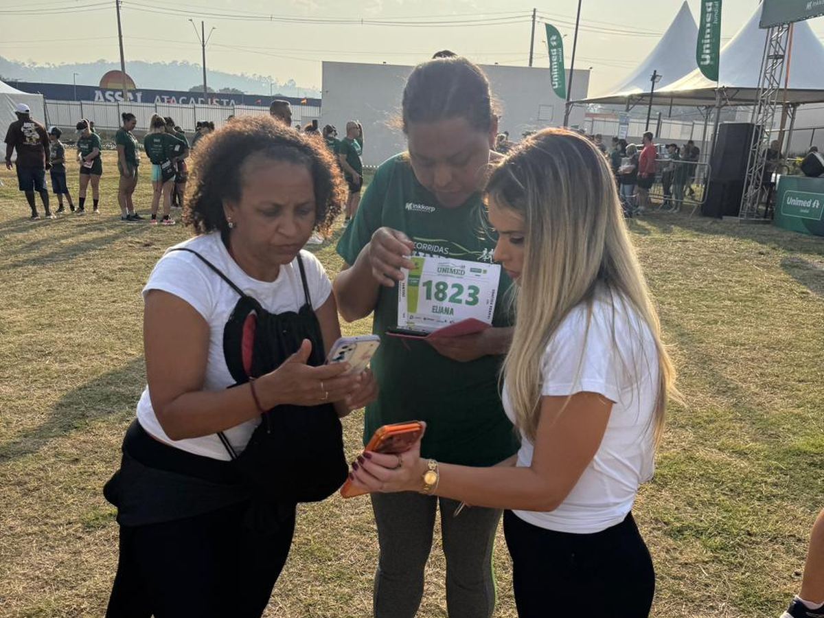 Equipe da PromoTrend em ativação de marca para operadora de saúde em evento de corrida